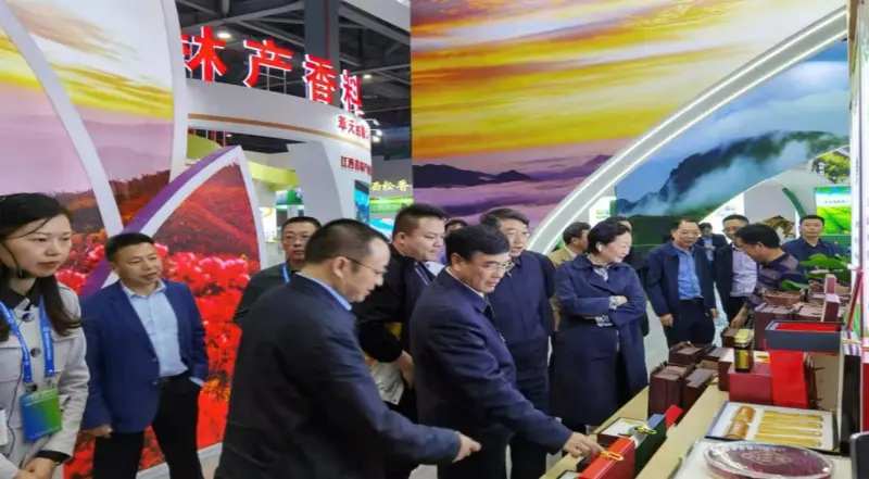 Ledere fra National Forestry and Grassland Administration og Jiangxi Provincial Forestry Bureau inspiserer standen vår på Provincial Forestry Expo